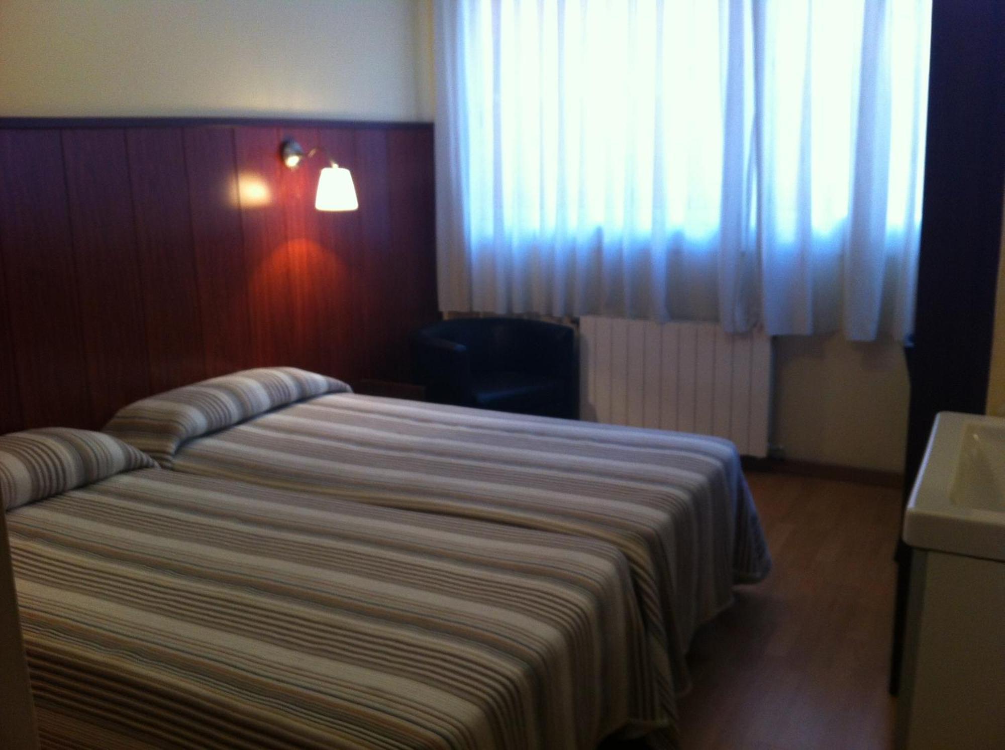Hostal Bejar Барселона Екстериор снимка