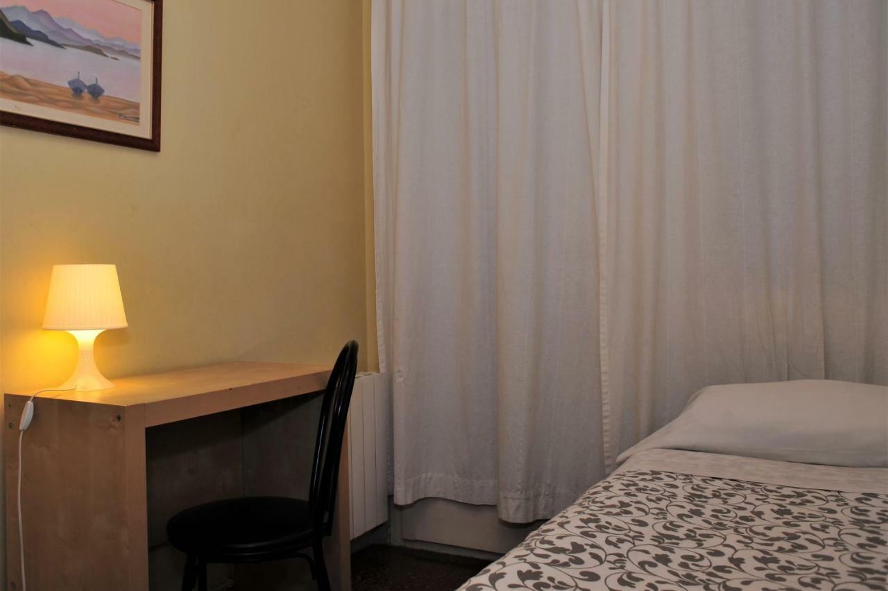 Hostal Bejar Барселона Екстериор снимка