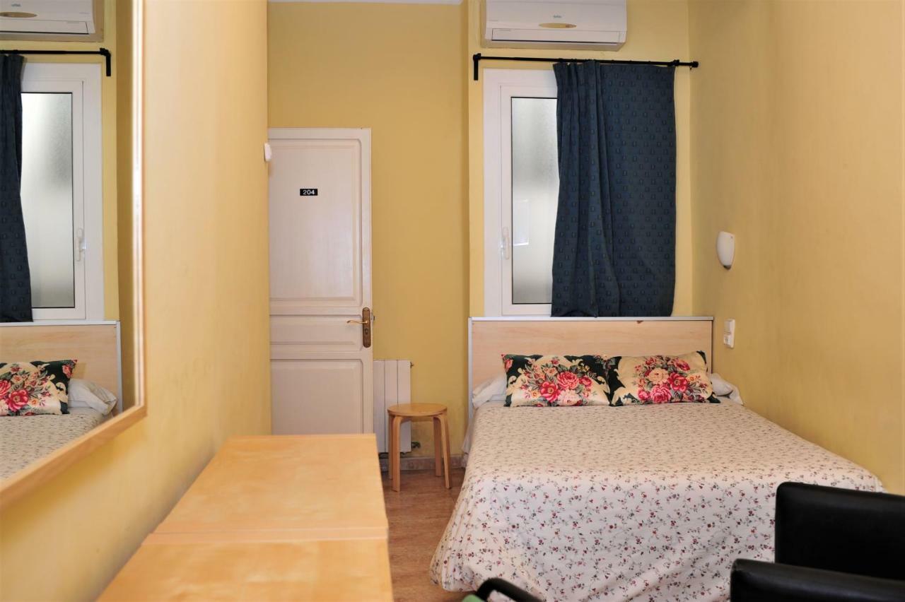 Hostal Bejar Барселона Екстериор снимка