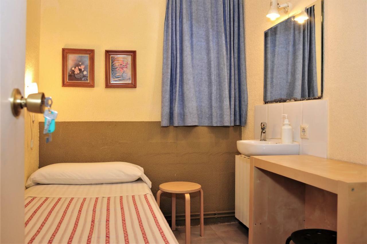 Hostal Bejar Барселона Екстериор снимка