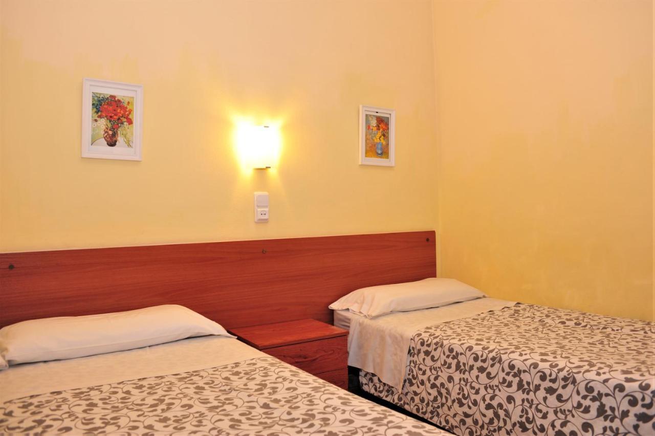 Hostal Bejar Барселона Екстериор снимка