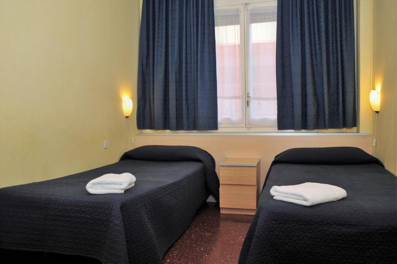 Hostal Bejar Барселона Екстериор снимка